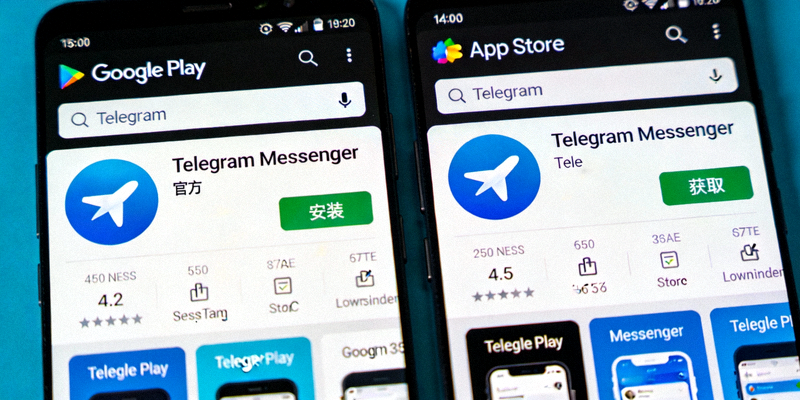 手机屏幕上显示从Google Play商店和Apple App Store下载Telegram官方应用的界面截图
